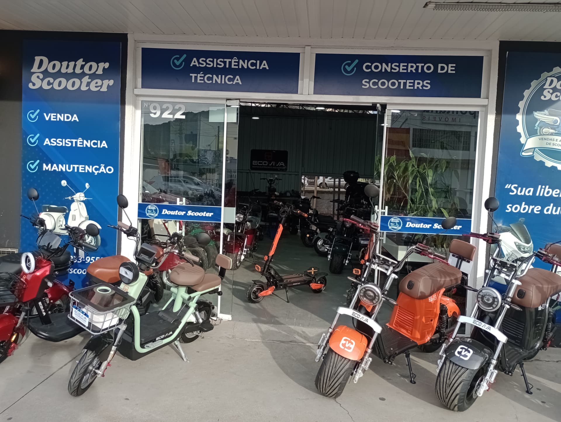 Loja Doutor Scooter com scooters elétricas expostas na calçada